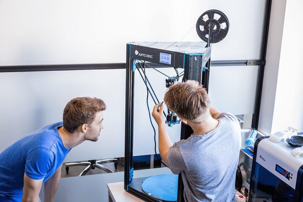 Techniker bedienen 3D Drucker